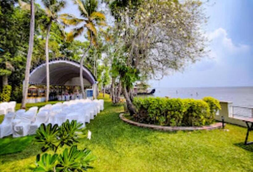 אתר נופש Canoe Ville Kerala