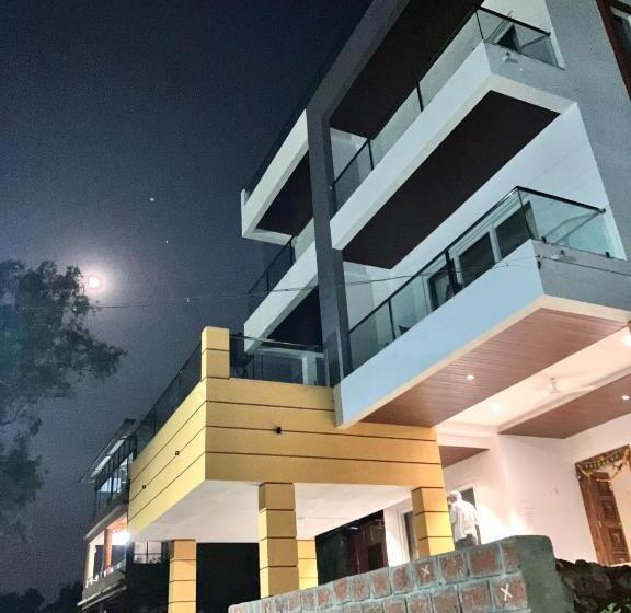 הוסטל Forest Breeze Inn