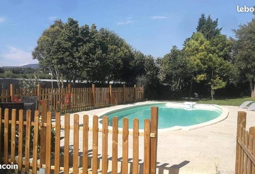 住宿加早餐  Chambres D Hôtes Et Cuisine Commune, Domaine Les Peupliers, Lagnes