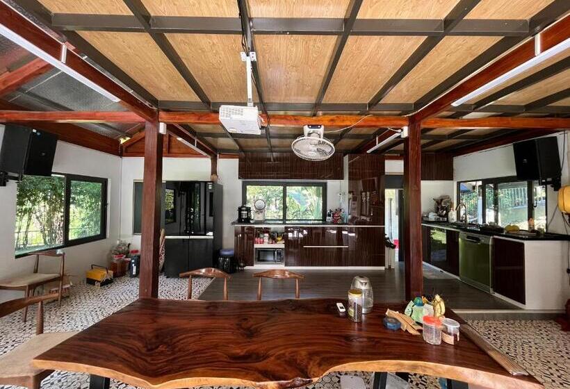 تختخواب و صبحانه Lake House