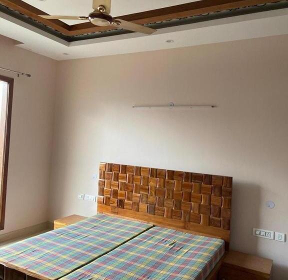 تختخواب و صبحانه Staymaker Durgapur