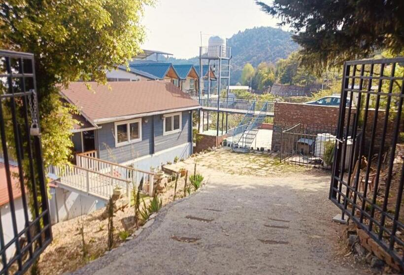 ホテル Cabin In The Woods  Luxury Cottages In Mukteshwar