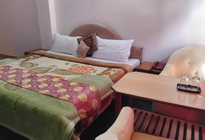 ホテル Chaitanya Inn