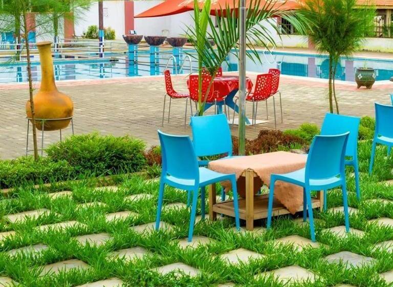 هتل Kakiri Gardens And