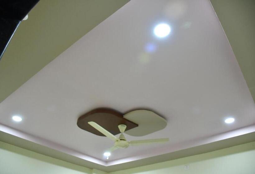 فندق Kalika Residency