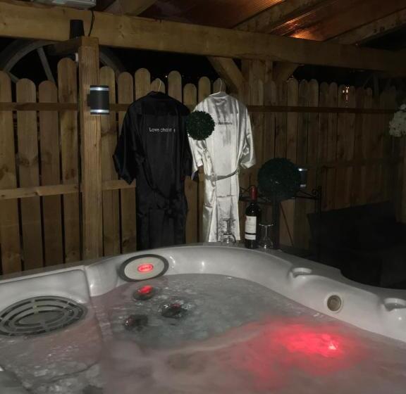 Отель Le Love Chalet Des Alpes