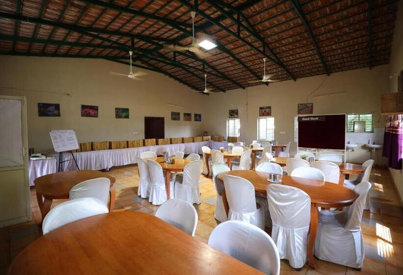 בית מלון כפרי Nisarga Resort