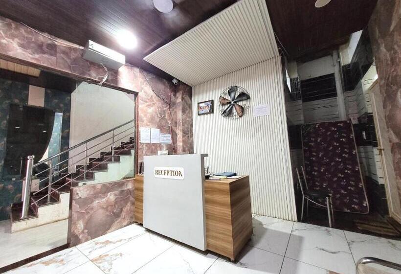 فندق Ram Ghat Inn  In Front Of Mandakini River