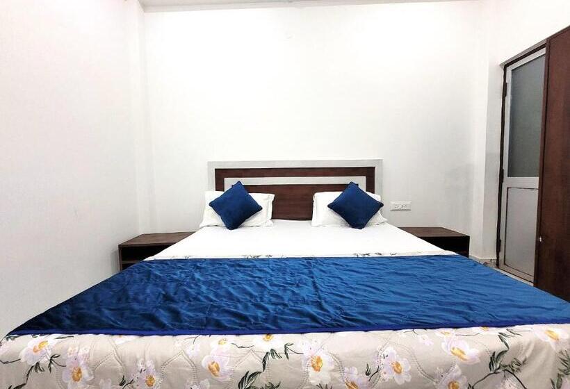 فندق Ram Ghat Inn  In Front Of Mandakini River