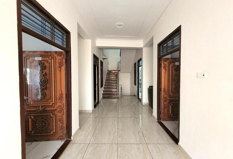 فندق Ram Ghat Inn  In Front Of Mandakini River