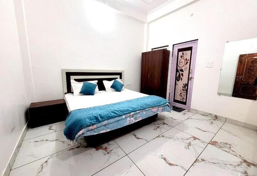 فندق Ram Ghat Inn  In Front Of Mandakini River