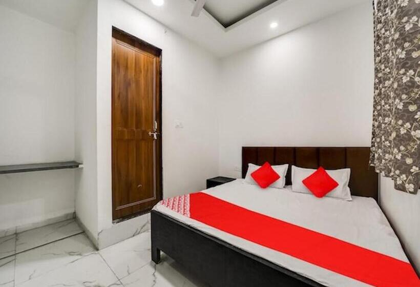 فندق Ram Ghat Inn  In Front Of Mandakini River