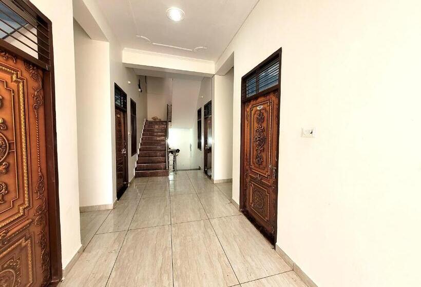 فندق Ram Ghat Inn  In Front Of Mandakini River