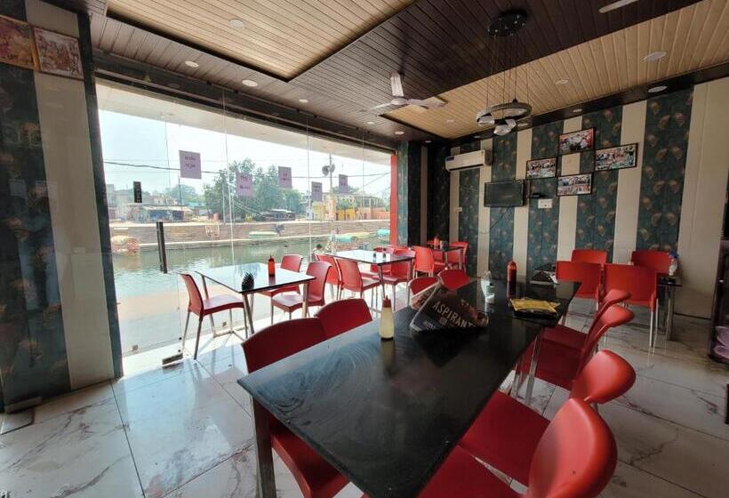 فندق Ram Ghat Inn  In Front Of Mandakini River