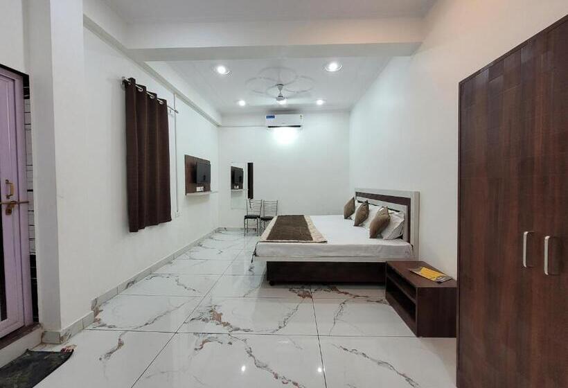 فندق Ram Ghat Inn  In Front Of Mandakini River