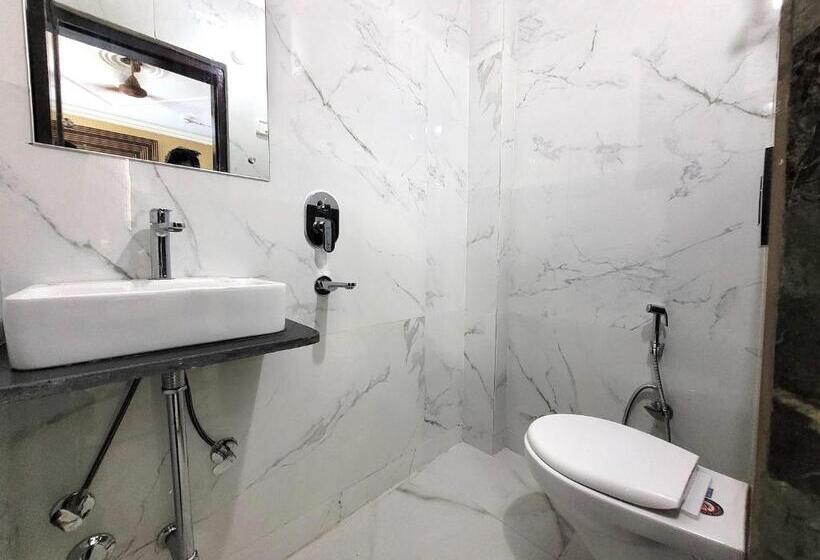 فندق Ram Ghat Inn  In Front Of Mandakini River