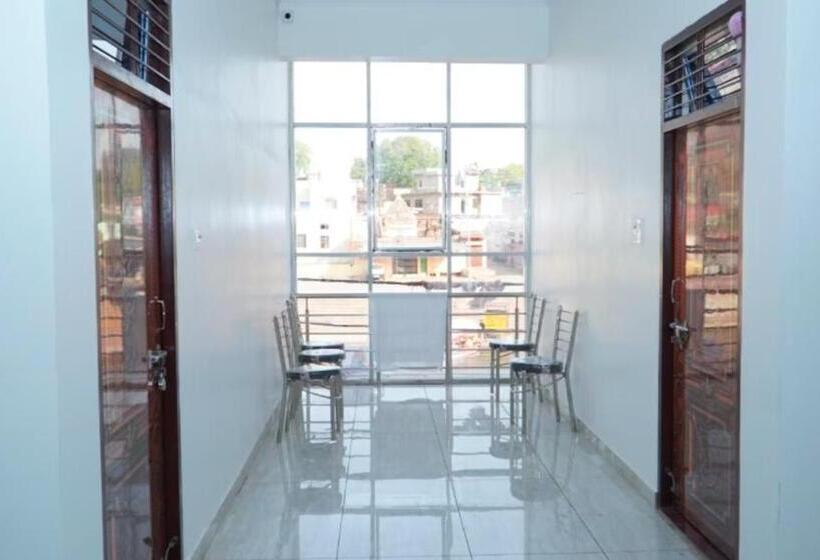 فندق Ram Ghat Inn  In Front Of Mandakini River