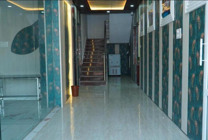 فندق Ram Ghat Inn  In Front Of Mandakini River