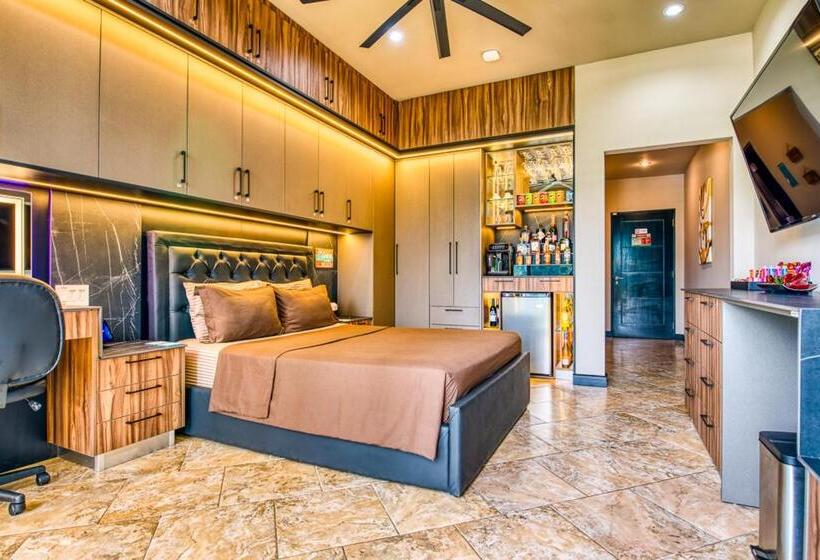 Отель Secretjaco Luxury Beach Front Penthouse With Pool & Jacuzzi