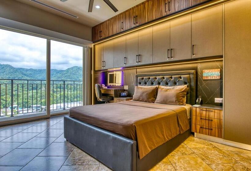هتل Secretjaco   Luxury Beach Front Penthouse With Pool & Jacuzzi