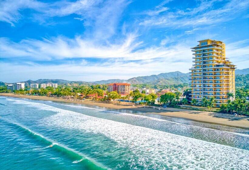 Отель Secretjaco Luxury Beach Front Penthouse With Pool & Jacuzzi