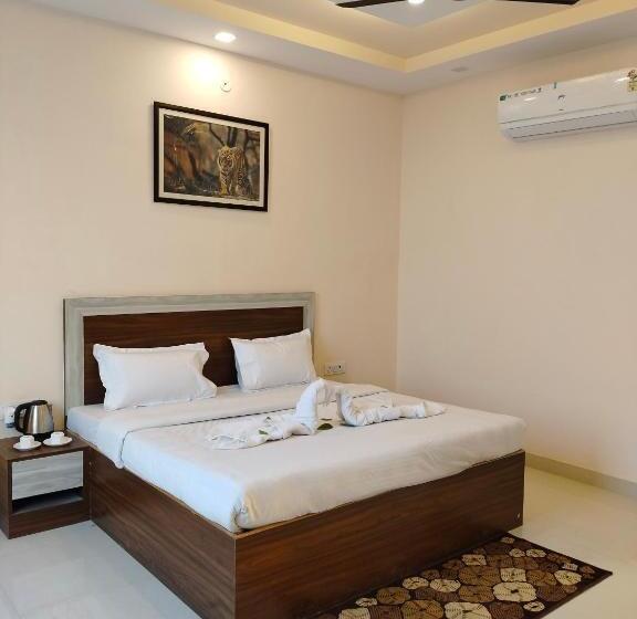 Отель Skyza Rooftop Lodge