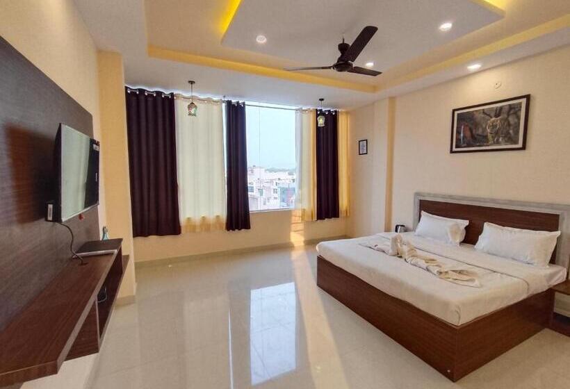 Отель Skyza Rooftop Lodge