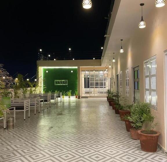 Отель Skyza Rooftop Lodge