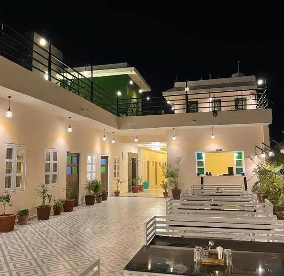 Отель Skyza Rooftop Lodge