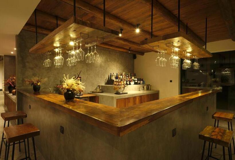 Otel South Zhongwei Resort