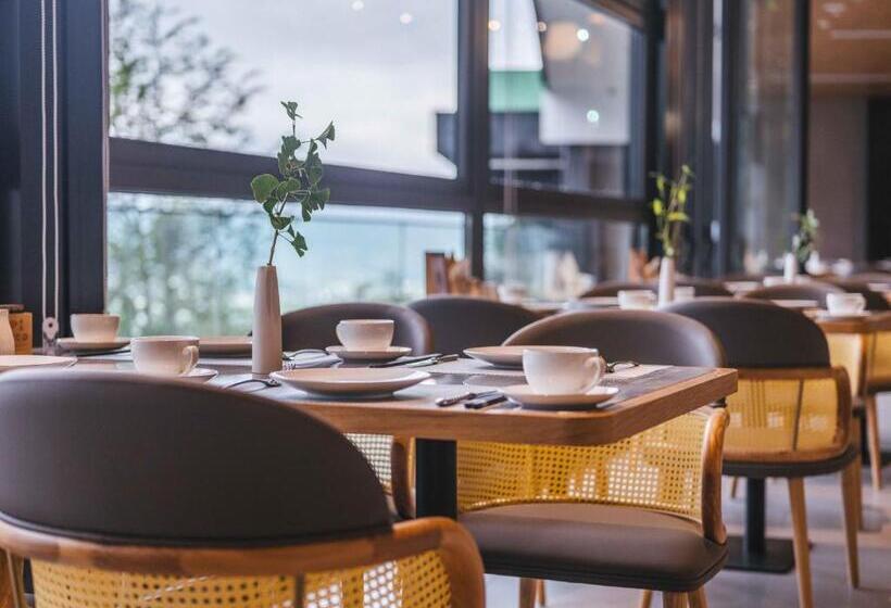 Отель Tengchong Jingge Banshan Hot Spring