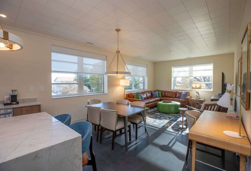 Отель The Holbrook