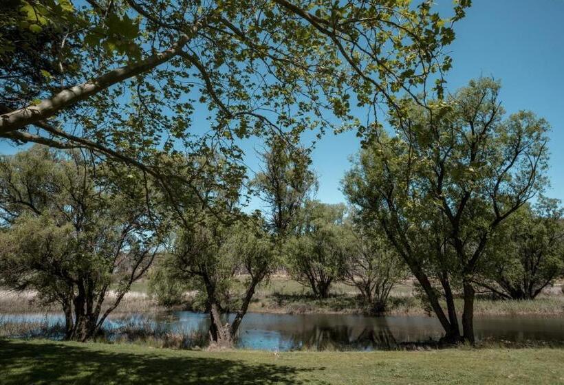 בית מלון כפרי The River Stables