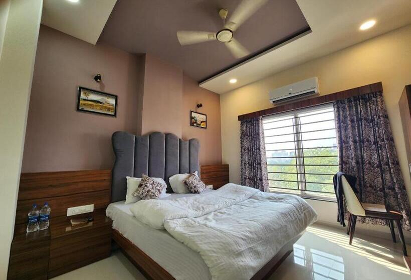 בית מלון כפרי The Royal In