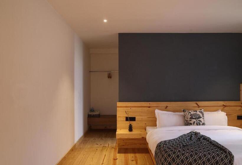 Отель Warehouse Suites And Loft