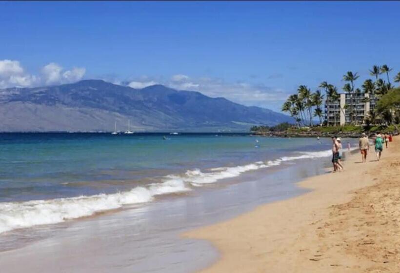 Prime Location! Walk To Beach, Shops & Dining!