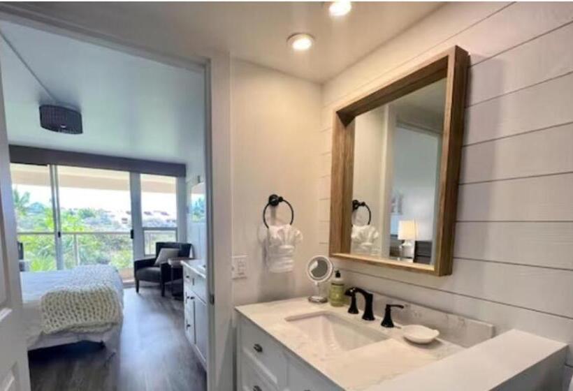 Prime Location! Walk To Beach, Shops & Dining!