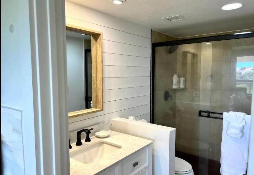 Prime Location! Walk To Beach, Shops & Dining!