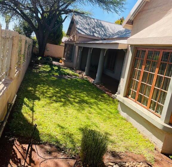 Пансион Azalea Bnb