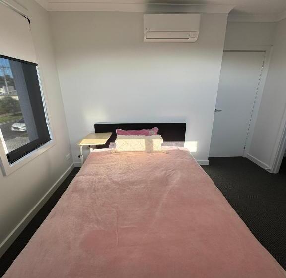 Пансион Brand New Comfortable Room In A Beautiful Suburb