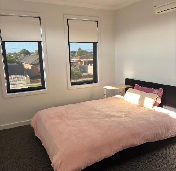 Пансион Brand New Comfortable Room In A Beautiful Suburb