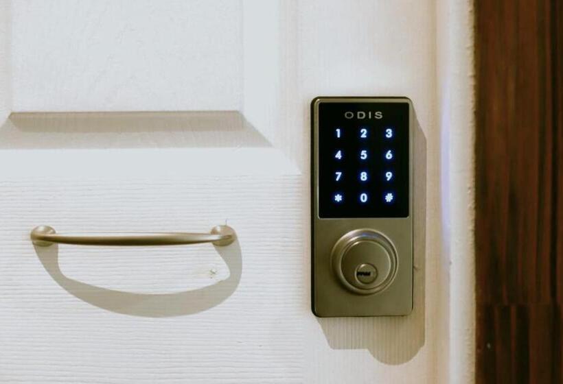 פנסיון Hostal Collins House