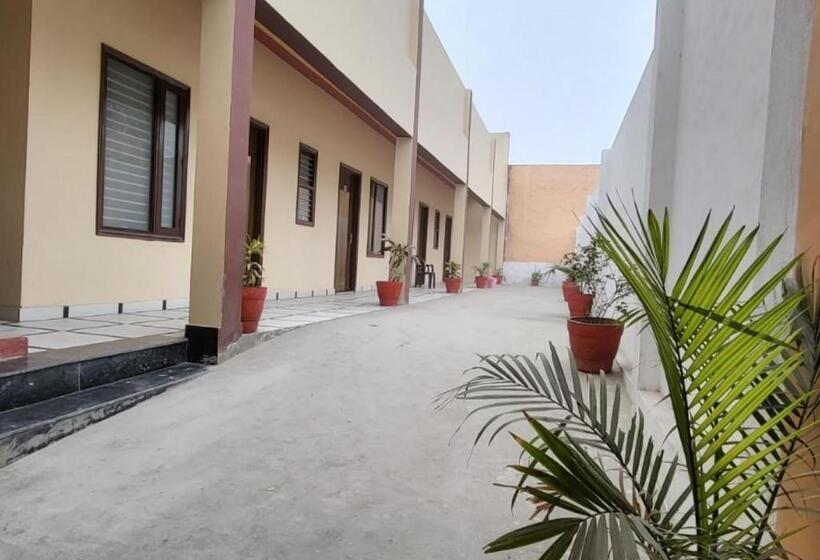 펜션 Panipat Town House Panipath