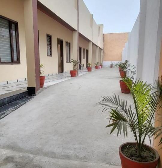 펜션 Panipat Town House Panipath