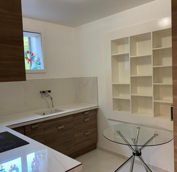 بنسيون Rooms In The Villa Near The Airport, Share Bathroom And Share Kitchen