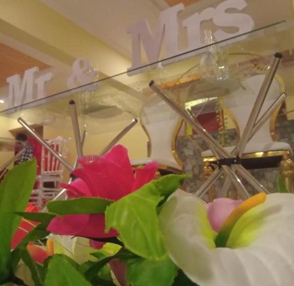 استراحتگاه The Hive Restaurant And Shisanyama