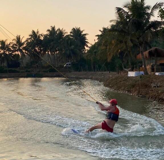 استراحتگاه Wake Park Goa