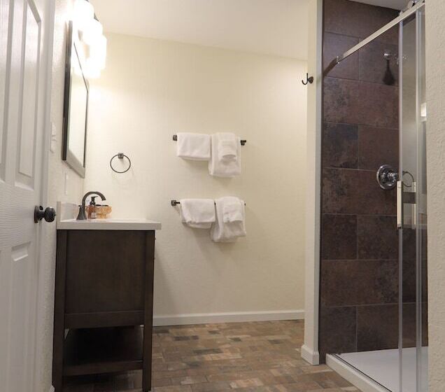 The Nuwray Hotel & Carriage House