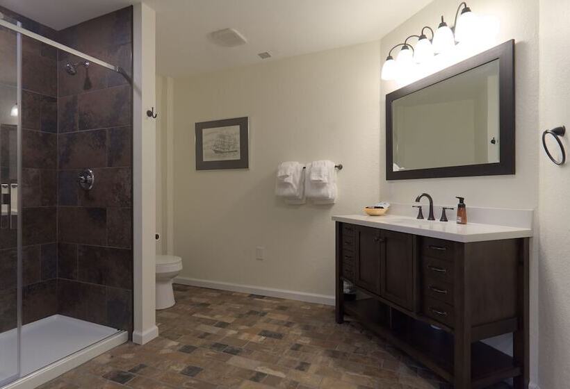 The Nuwray Hotel & Carriage House