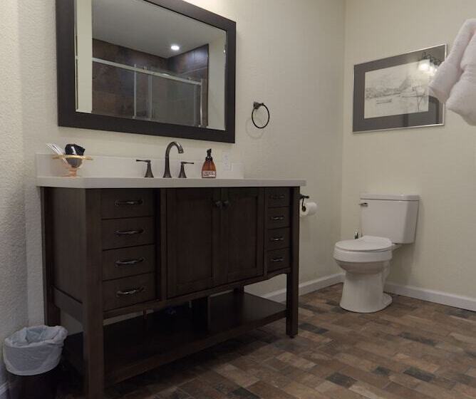 The Nuwray Hotel & Carriage House